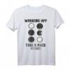 Working Off This 6 Pack Fitness T-Shirt – Lustiges Gym Shirt mit Spruch für Männer und Jungen, ideales Geschenk für Fitness- und Gym-Liebhaber