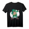 Dabbender Kobold im irischen Outfit – Lustiges St. Patrick's Day T-Shirt für Kinder und Erwachsene, perfekte Geschenkidee für irische Feierlichkeiten