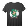 Dabbender Kobold im irischen Outfit – Lustiges St. Patrick's Day T-Shirt für Kinder und Erwachsene, perfekte Geschenkidee für irische Feierlichkeiten