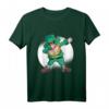 Dabbender Kobold im irischen Outfit – Lustiges St. Patrick's Day T-Shirt für Kinder und Erwachsene, perfekte Geschenkidee für irische Feierlichkeiten