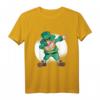 Dabbender Kobold im irischen Outfit – Lustiges St. Patrick's Day T-Shirt für Kinder und Erwachsene, perfekte Geschenkidee für irische Feierlichkeiten