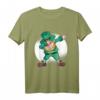 Dabbender Kobold im irischen Outfit – Lustiges St. Patrick's Day T-Shirt für Kinder und Erwachsene, perfekte Geschenkidee für irische Feierlichkeiten