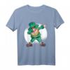 Dabbender Kobold im irischen Outfit – Lustiges St. Patrick's Day T-Shirt für Kinder und Erwachsene, perfekte Geschenkidee für irische Feierlichkeiten