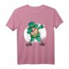 Dabbender Kobold im irischen Outfit – Lustiges St. Patrick's Day T-Shirt für Kinder und Erwachsene, perfekte Geschenkidee für irische Feierlichkeiten