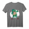 Dabbender Kobold im irischen Outfit – Lustiges St. Patrick's Day T-Shirt für Kinder und Erwachsene, perfekte Geschenkidee für irische Feierlichkeiten