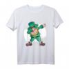 Dabbender Kobold im irischen Outfit – Lustiges St. Patrick's Day T-Shirt für Kinder und Erwachsene, perfekte Geschenkidee für irische Feierlichkeiten