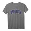 Brooklyn Arched Dark Blue T-Shirt - Klassisch geschnitten, doppelt genähter Saum, urbanes Basic-Shirt für stilbewusste Looks