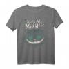 Wonderland T-Shirt mit Cheshire Katze & 'We're All Mad Here' Motiv – Perfekt für Alice Fans & Halloween-Geschenke