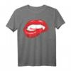 Rote Lippen Vampirzähne Vampir Zähne Halloween T-Shirt – Perfektes Spooky Kostüm und Geschenk für Halloween-Liebhaber