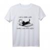 Life Is Better With Books Cats And Coffee - Black Cat Lover T-Shirt, Perfektes Geschenk für Katzen-, Kaffee- und Buchliebhaber zu Geburtstagen, Feiertagen und Weihnachten