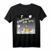 Gudetama Halloween Fried Egg The 13th T-Shirt - Offiziell lizenzierte Sanrio Bekleidung für Fans und Halloween-Feiern