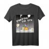 Gudetama Halloween Fried Egg The 13th T-Shirt - Offiziell lizenzierte Sanrio Bekleidung für Fans und Halloween-Feiern