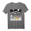 Gudetama Halloween Fried Egg The 13th T-Shirt - Offiziell lizenzierte Sanrio Bekleidung für Fans und Halloween-Feiern