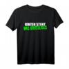 Hinten steht was Gruseliges - Lustiges Halloween Spruch T-Shirt für Kinder & Erwachsene als Kostüm-Alternative & Partyshirt