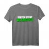 Hinten steht was Gruseliges - Lustiges Halloween Spruch T-Shirt für Kinder & Erwachsene als Kostüm-Alternative & Partyshirt