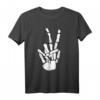 Peace Sign Bones Halloween T-Shirt mit Skelett Hand und Knochenfingern – Gothic Dark Humor Mode für Halloween und dunkle Kunstliebhaber