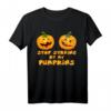 Stop Staring At My Pumpkins Halloween Lustiges Sarkastisches T-Shirt - Perfekt für Halloween-Partys & humorvolle Kostümideen