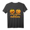 Stop Staring At My Pumpkins Halloween Lustiges Sarkastisches T-Shirt - Perfekt für Halloween-Partys & humorvolle Kostümideen
