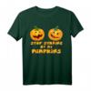 Stop Staring At My Pumpkins Halloween Lustiges Sarkastisches T-Shirt - Perfekt für Halloween-Partys & humorvolle Kostümideen