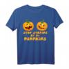 Stop Staring At My Pumpkins Halloween Lustiges Sarkastisches T-Shirt - Perfekt für Halloween-Partys & humorvolle Kostümideen