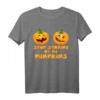 Stop Staring At My Pumpkins Halloween Lustiges Sarkastisches T-Shirt - Perfekt für Halloween-Partys & humorvolle Kostümideen