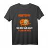 Ich bin nur zum Trinken hier Halloween T-Shirt – Lustiges Party Outfit für Männer und Frauen, perfekt für Halloween Partys und Team-Feiern