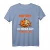 Ich bin nur zum Trinken hier Halloween T-Shirt – Lustiges Party Outfit für Männer und Frauen, perfekt für Halloween Partys und Team-Feiern