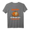 Ich bin nur zum Trinken hier Halloween T-Shirt – Lustiges Party Outfit für Männer und Frauen, perfekt für Halloween Partys und Team-Feiern