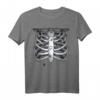 Skelett Brust mit Spinnen Halloween Kostüm T-Shirt – Gruseliges Knochen-Design für Party, Süßes oder Saures & Halloween Feier