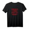 Freaks Come Out At Night Halloween T-Shirt - Lustiges, klassisch geschnittenes Party-Shirt mit doppeltem Saum