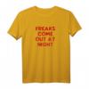 Freaks Come Out At Night Halloween T-Shirt - Lustiges, klassisch geschnittenes Party-Shirt mit doppeltem Saum
