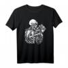 Skelett küsst Skelett - Liebe Romantik Halloween T-Shirt als Geschenk für Paare und Halloween-Fans