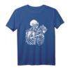 Skelett küsst Skelett - Liebe Romantik Halloween T-Shirt als Geschenk für Paare und Halloween-Fans