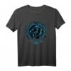 Wikinger Fenrir Fenris Wolf und Keltische Triskele T-Shirt mit blauen Tribal-Designs – Mythologisches Fan-Shirt aus Nordischer Mythologie
