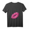 Damen 90er Jahre Party Pink Lippenstift Kiss Kuss Kussmund T-Shirt mit V-Ausschnitt – Perfekt für Mottoparty, Kostüm & Geschenk für 90er Fans