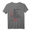 Reichet mir den Wein Geschenkset mit Weinschorle, Weingläser und lustigem Wein Spruch T-Shirt – Perfekt für Weinliebhaber, Freunde und Familie