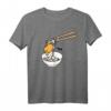 Gudetama Ugh Chopsticks T-Shirt - Offiziell lizenzierte Sanrio Kleidung für Fans und Japan-Design Liebhaber