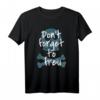 Don't forget to freu T-Shirt – Lustiges Motivations-Shirt mit Skull and Bones für gute Laune und positive Vibes