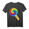 Lollipop Shirt – Buntes Candy T-Shirt mit Regenbogen-Saugnapf, Perfekt als Halloween-Kostüm oder Süßigkeiten-Liebe Geschenk