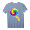 Lollipop Shirt – Buntes Candy T-Shirt mit Regenbogen-Saugnapf, Perfekt als Halloween-Kostüm oder Süßigkeiten-Liebe Geschenk