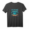 Meine Küche ist kein Chaos! Lustiges Koch T-Shirt für Hobbyköche, Freunde & Familie – Perfekt als Geschenk zum Vatertag, Muttertag & Geburtstag