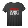 Warnung: Grumpy Old Man May Be Angry And Flatulent T-Shirt – Lustiges Geschenk für Papas, Großeltern, Rentner & Senioren mit Humor