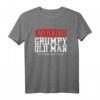 Warnung: Grumpy Old Man May Be Angry And Flatulent T-Shirt – Lustiges Geschenk für Papas, Großeltern, Rentner & Senioren mit Humor