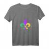 Damen Mardi Gras Fleur de Lis Farbspritzer NOLA T-Shirt mit V-Ausschnitt – Perfekt für Partys, Paraden & den New Orleans Style