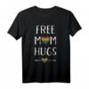 Free Mom Hugs - Lustiges LGBT Mama T-Shirt mit Regenbogenherz für Stolzmonat & Unterstützung der Community