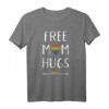 Free Mom Hugs - Lustiges LGBT Mama T-Shirt mit Regenbogenherz für Stolzmonat & Unterstützung der Community