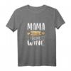 Damen Mama Needs Some Wine - Lustiges Wein T-Shirt als Muttertags-, Geburtstags- und Valentinstagsgeschenk für Weinliebhaberinnen