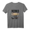 Mama Needs Some Wine - Lustiges Wein T-Shirt als Muttertags- und Geburtstagsgeschenk für Weinliebhaberinnen