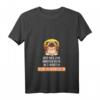 Lustiges Damen Yoga Mops T-Shirt mit V-Ausschnitt - Humorvolles Freizeit- und Bürooutfit mit Spruch für innere Ruhe