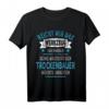Lustiges Trockenbauer TShirt mit Spruch - 'Reicht mir das Werkzeug ihr Narren, seine Majestät der Trockenbauer möchte schaffen' für Bauarbeiter, Handwerker & Geschenke